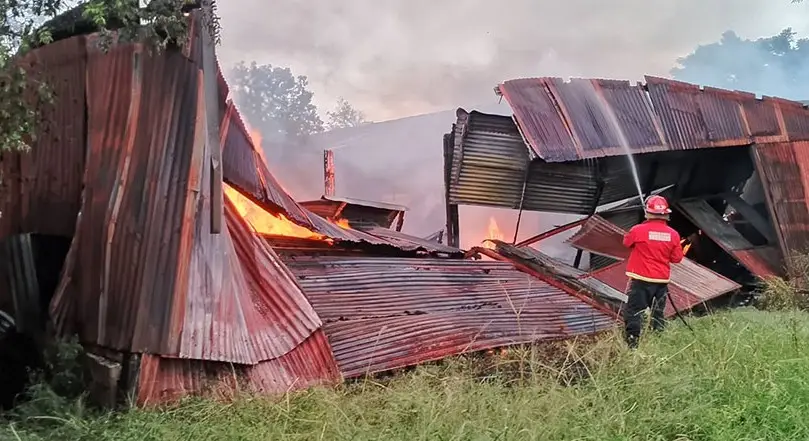 Se reactivó el incendio en predio abandonado de Garupá