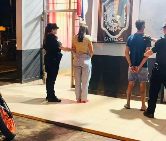 Pareja detenida tras escapar haciendo “willy” y embestir un control policial