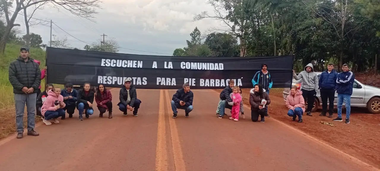Comunidad de la Escuela 958 volvió a cortar la ruta 101