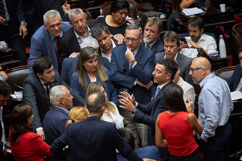 Insólito: la UCR tampoco dará quorum para tratar el DNU de canje de deuda