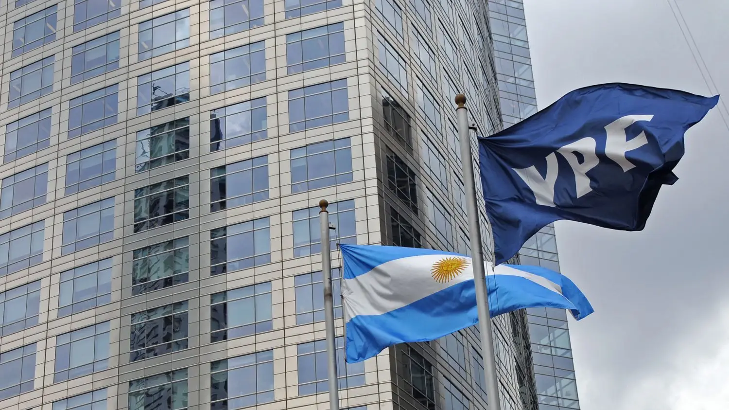 Frenan el fallo que ordena entregar YPF a los fondos buitre