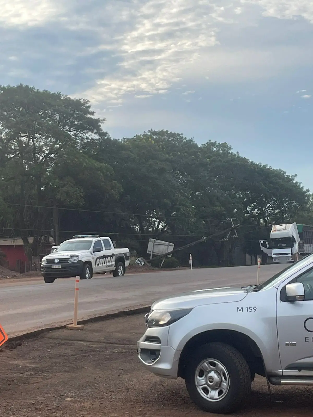Dos hombres sufrieron descargas por caída de postes de EMSA