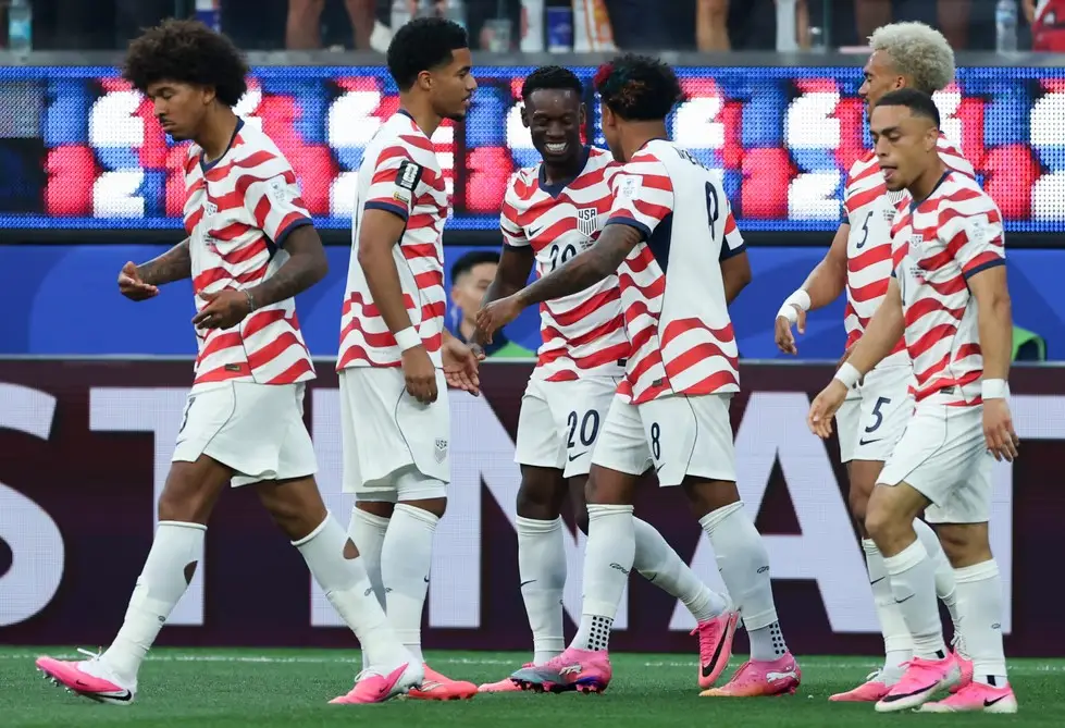 Estados Unidos goleó a Paraguay por 4-1 en el inicio del grupo D