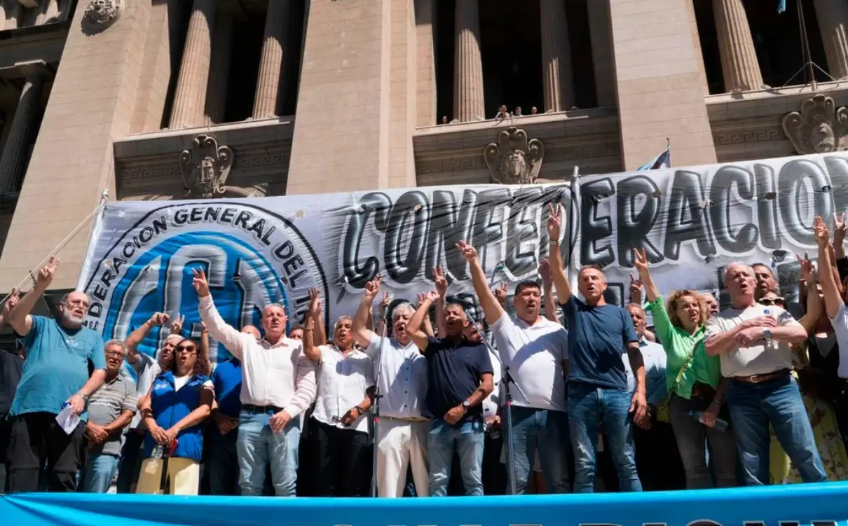 La CGT, las CTA y movimientos sociales marchan junto a los jubilados
