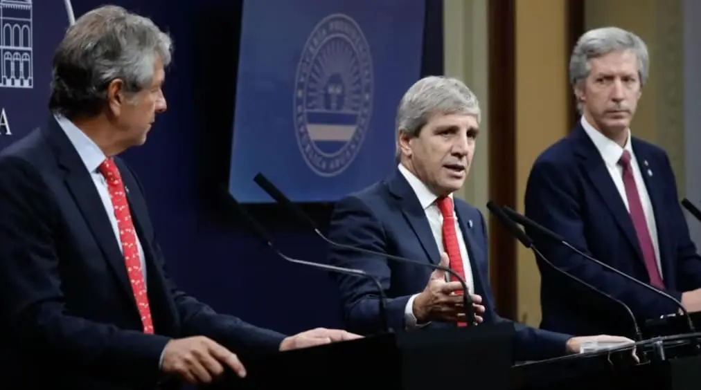 El Gobierno tendría que empezar a usar dinero del FMI para contener el dólar