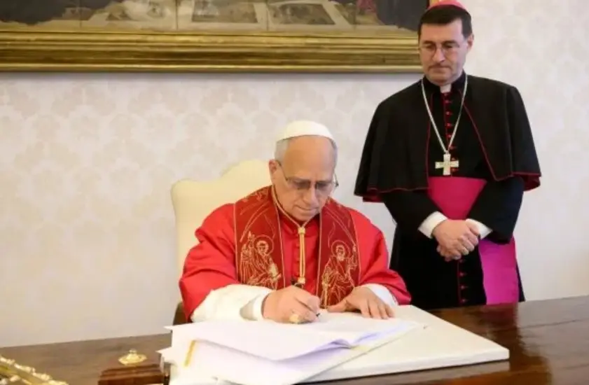 En su primera encíclica, el papa León XIV pidió regular la inteligencia artificial