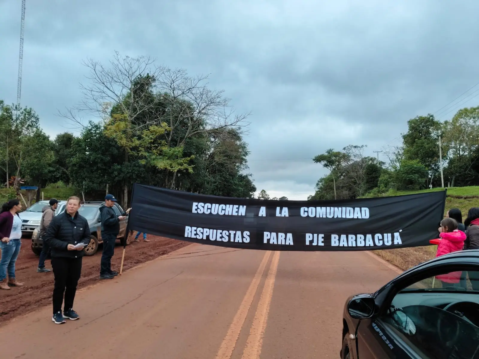 La comunidad educativa de la Escuela 958 protesta en la ruta