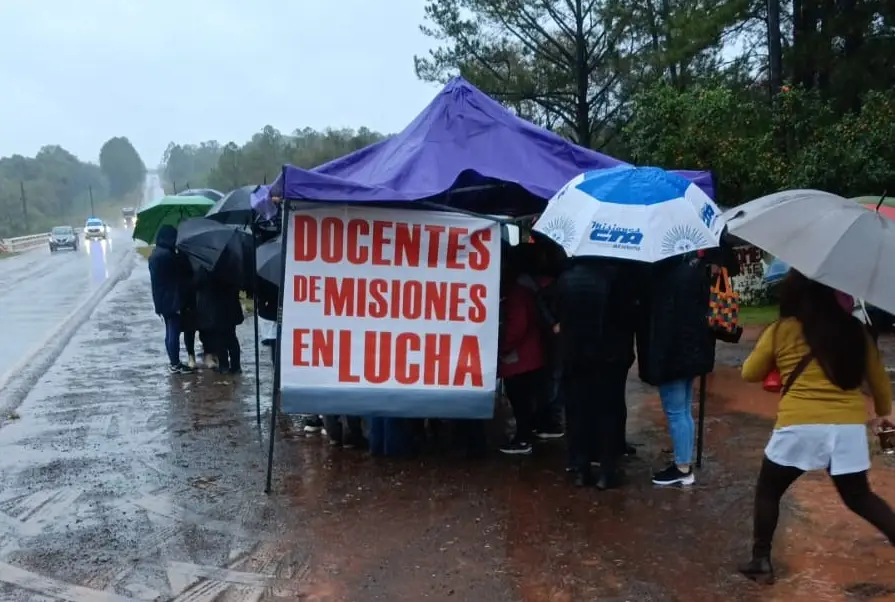 Docentes llevan adelante una asamblea en el puente Ñacanguazú