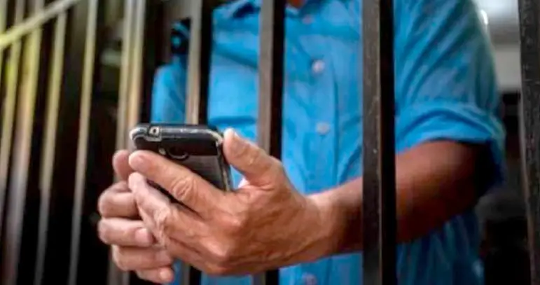Autorizan el bloqueo de celulares en las cárceles federales