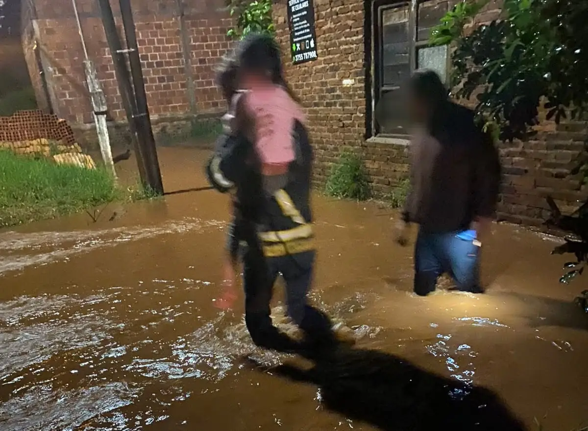 Oberá: asistieron a vecinos afectados por las inundaciones