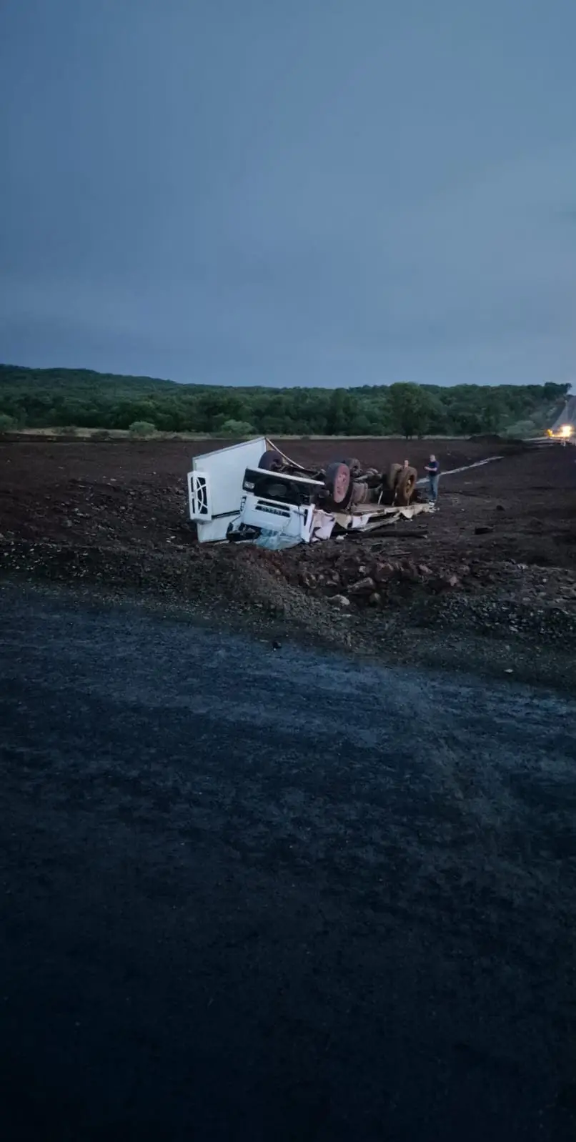 Fachinal: camión volcó en una rotonda en construcción