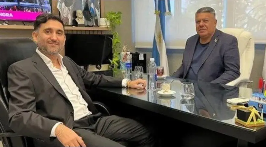 Cuentas congeladas y allanamientos en la financiera ligada al Chiqui Tapia