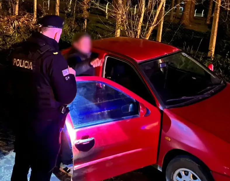 Alcoholizado se durmió con el auto en marcha en el medio de la calle