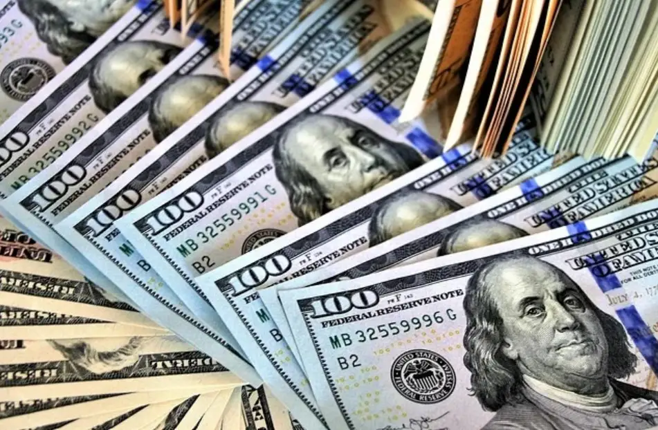 El dólar oficial cerró a $1370: caen las acciones y los bonos