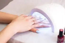 Lámparas de secado de esmalte de uñas, alteran moléculas de la piel