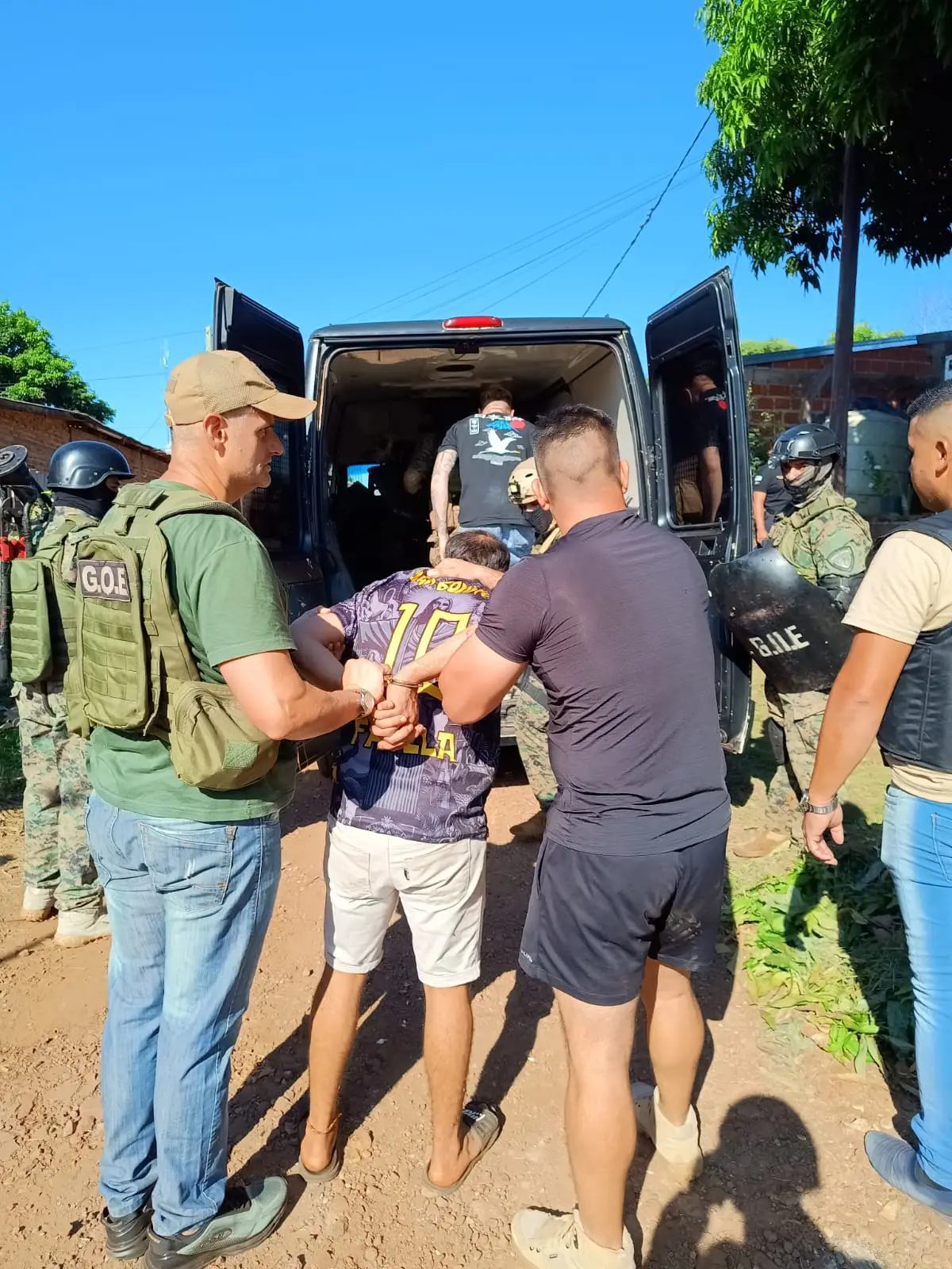 Detuvieron a un hombre atrincherado con armas