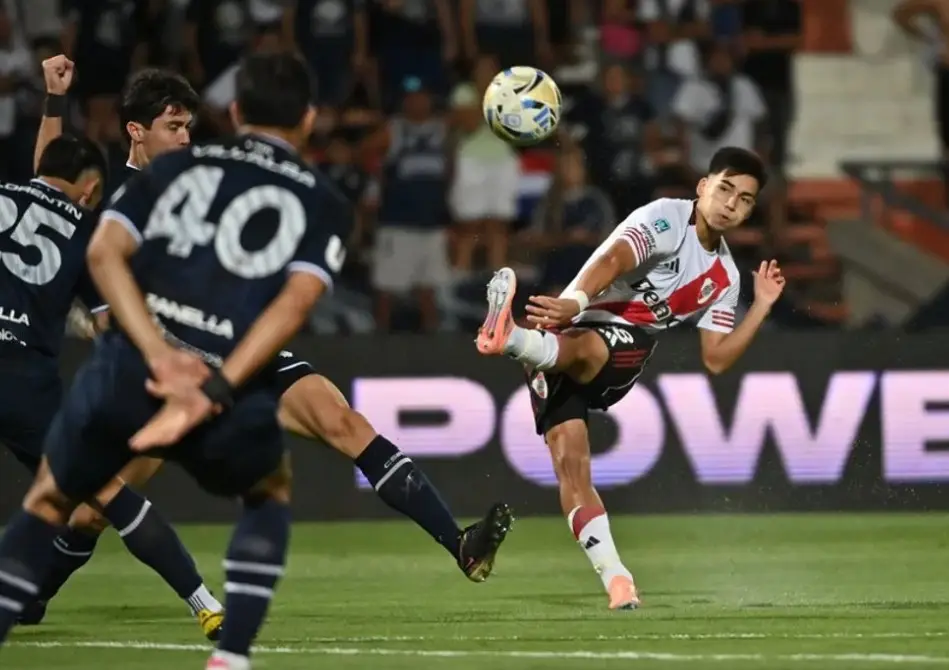 A la espera de Coudet, River igualó con Independiente Rivadavia