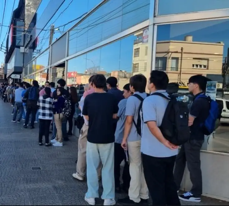 Posadas: centenar de jóvenes hacen fila por una oportunidad laboral