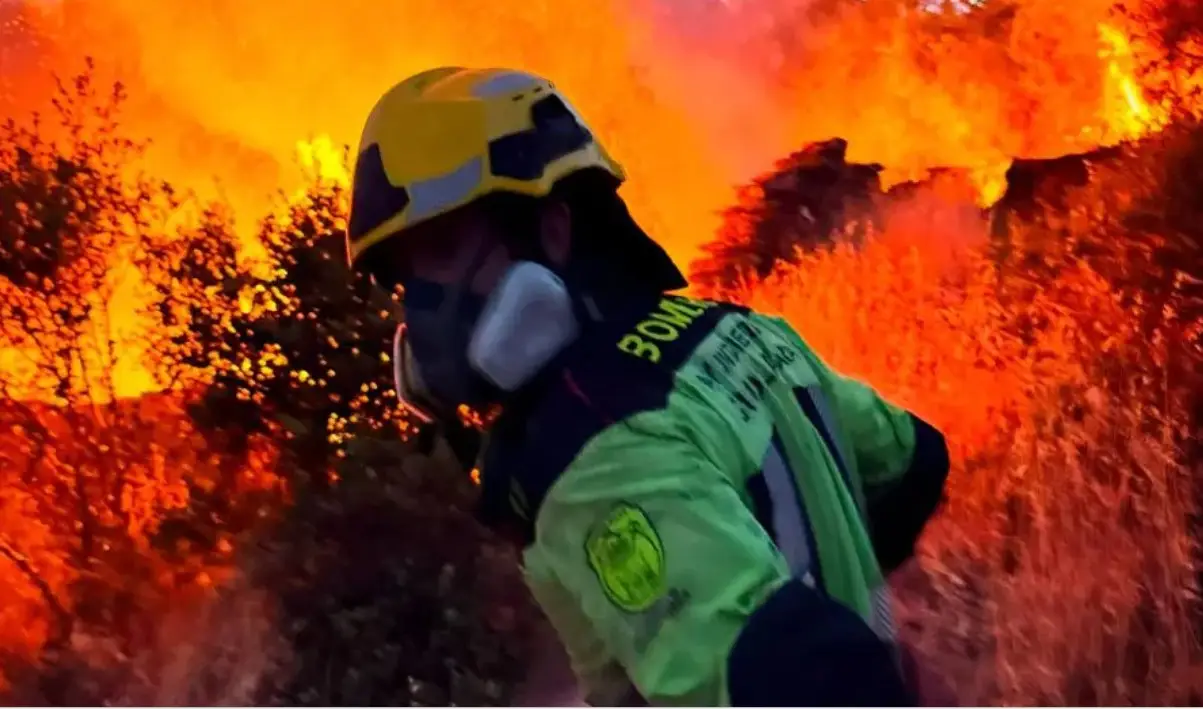 España enfrenta el mayor incendio forestal de su historia