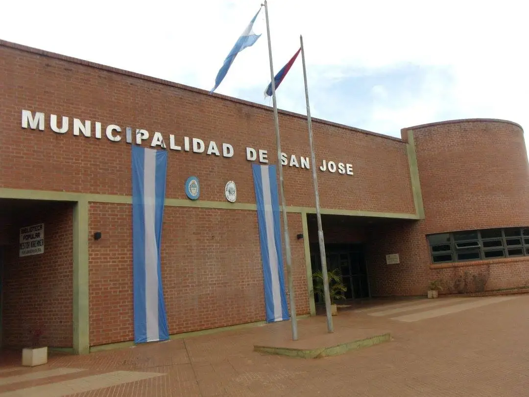 El hermano de alcalde carece de título docente y cobra por dos cargos