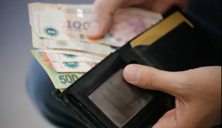 Salario insuficiente: 7 de cada 10 trabajadores argentinos gastan su sueldo en menos de 14 días