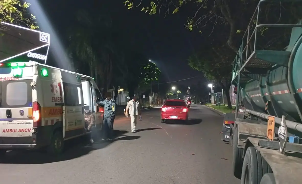 Dos hombres fueron hospitalizados luego de colisionar con un camión