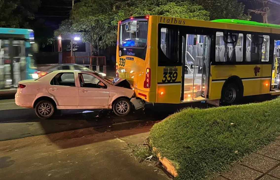 Terminó hospitalizado tras chocar contra un colectivo en Posadas