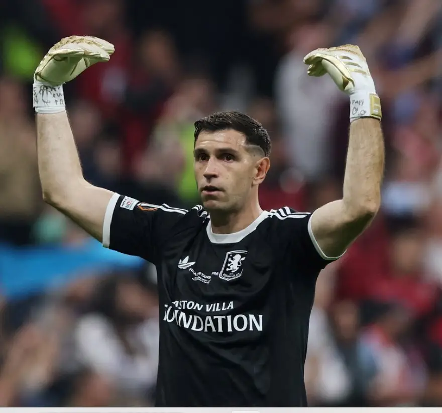 El "Dibu" Martínez encendió las alarmas antes del Mundial por una fractura