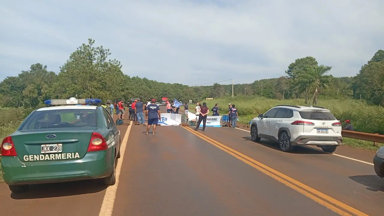 Militantes del MTE reclamaron la luz de una propiedad privada