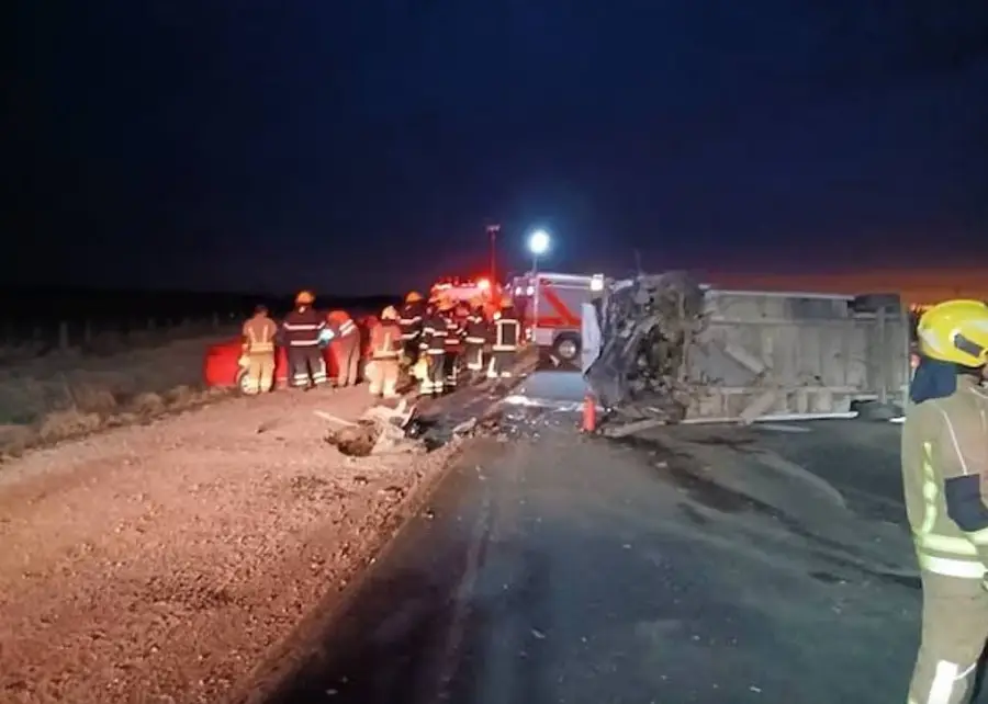 Choque fatal en Córdoba: dos muertos y más de 15 heridos