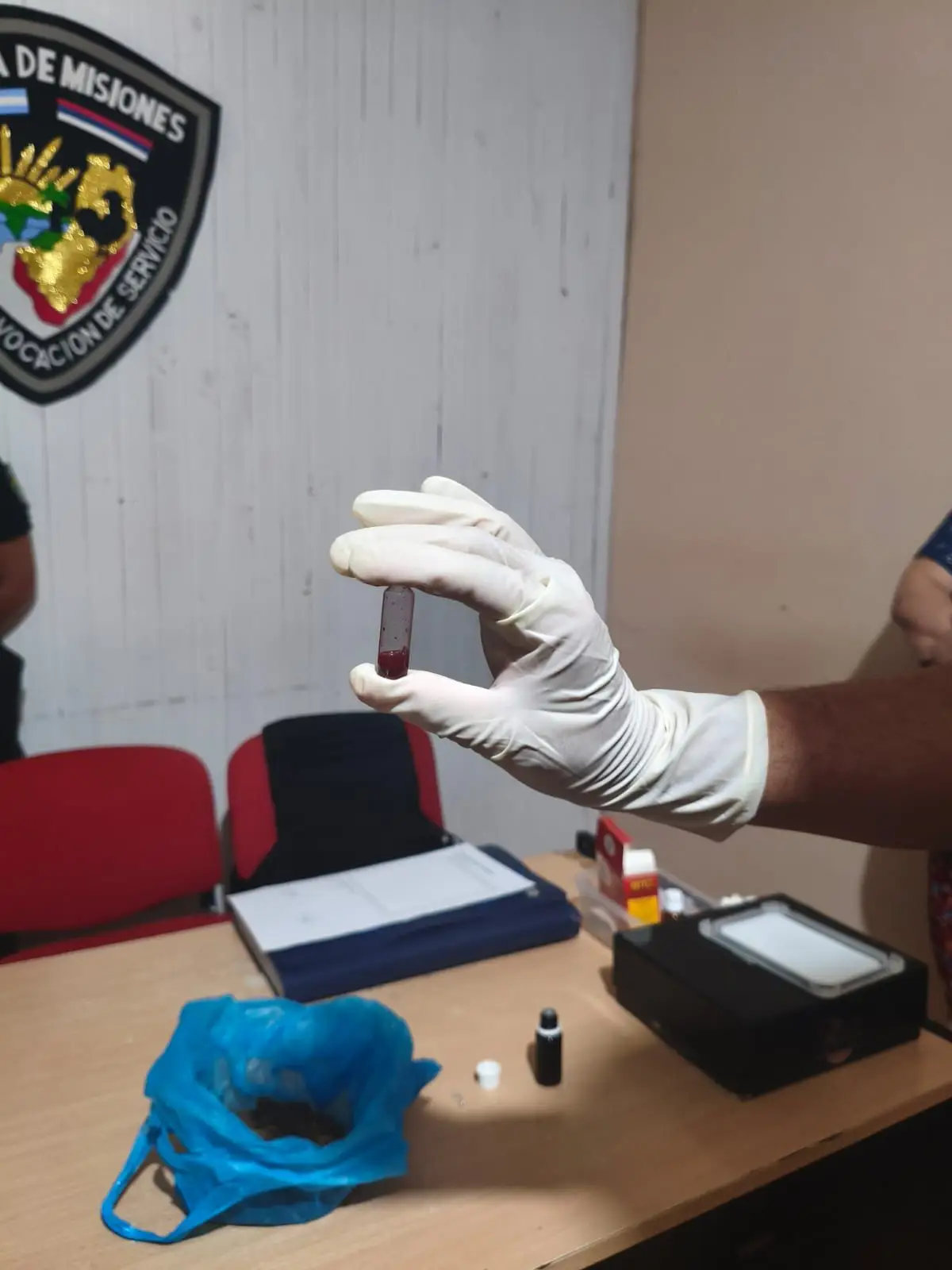 Alem: Denunció a su ex por violencia y entregó droga en la comisaría