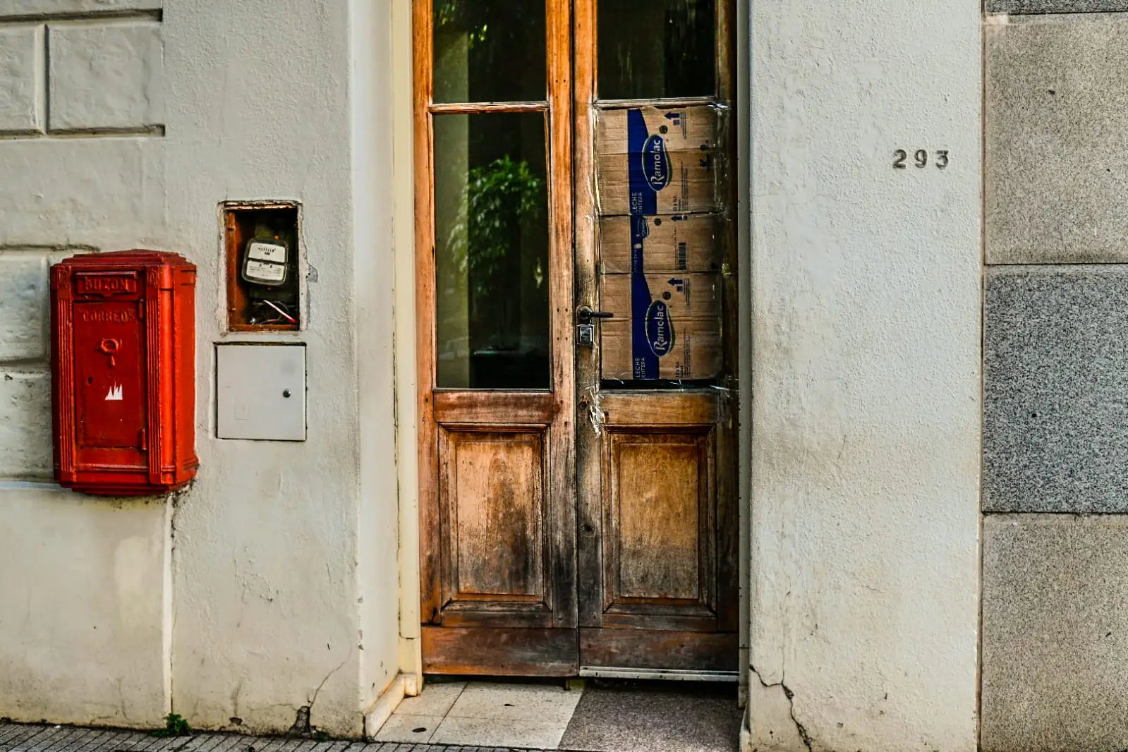 Apedrearon la puerta de la subsecretaria de Prensa de Gobierno