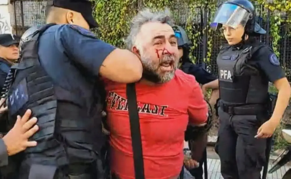 La Policía Federal agredió y detuvo a un camarógrafo