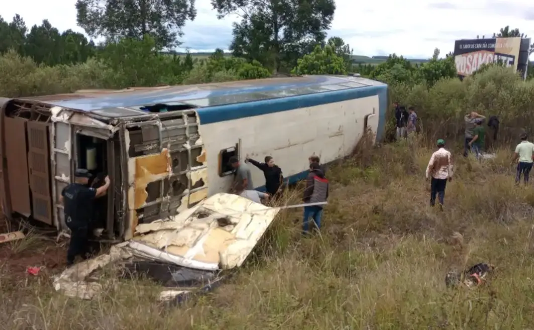 Despiste y vuelco de colectivo dejó siete víctimas fatales en San José