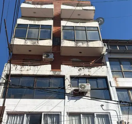 Susto: cayó mampostería de un balcón en Posadas