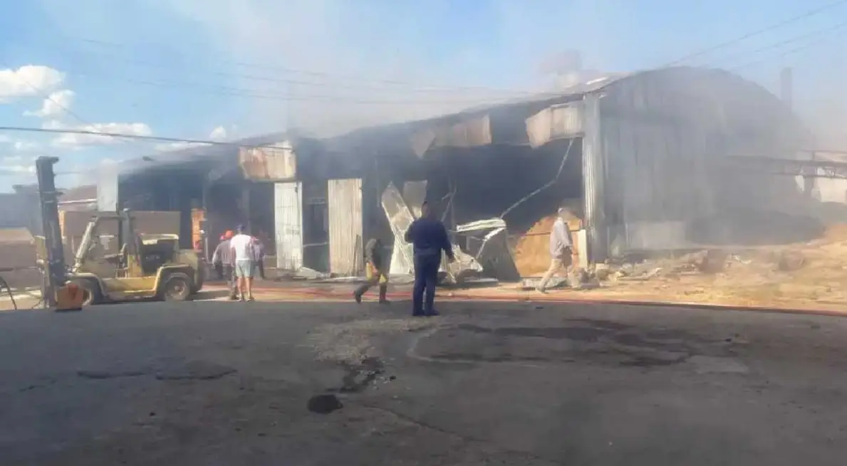 Amplio operativo para controlar un incendio en un aserradero de Garupá