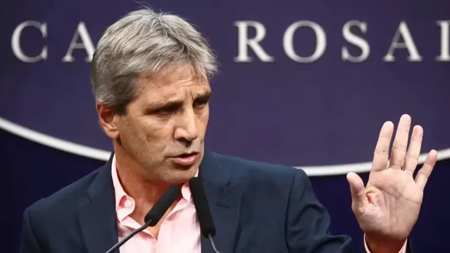 Desesperado, Caputo insiste con que no habrá devaluación