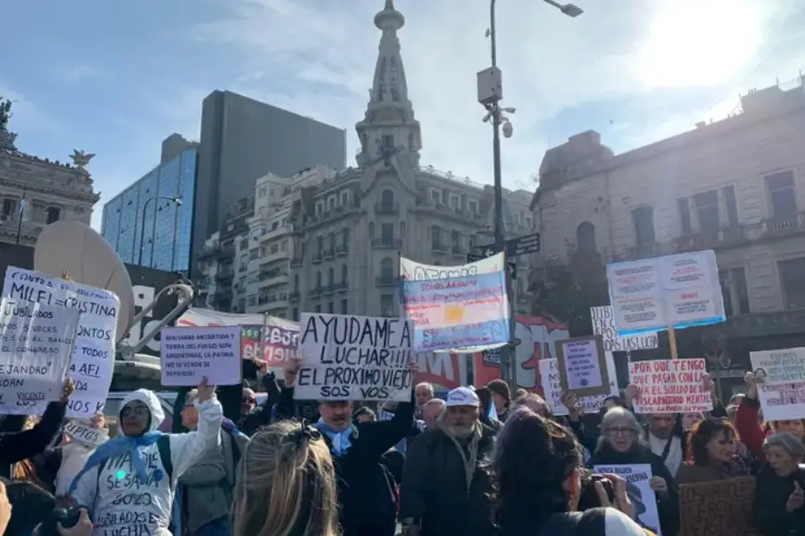 Nueva marcha de jubilados y organizaciones: hubo incidentes con la policía
