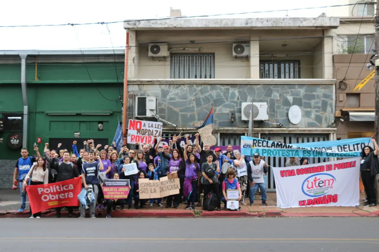 El FTEL acompañó a docentes citados a declarar por la protesta en la Legislatura