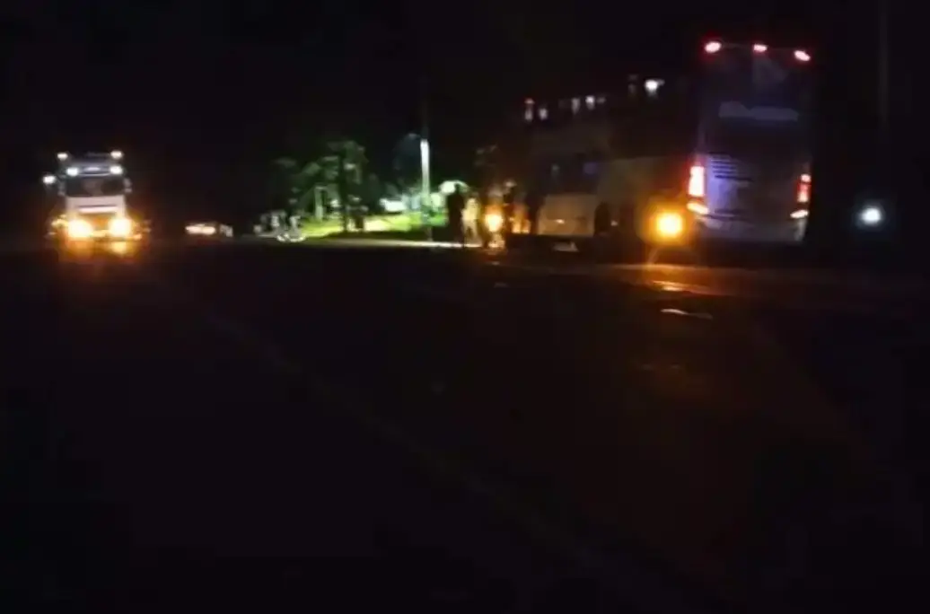 Dos personas fallecieron en un choque entre una moto y un colectivo