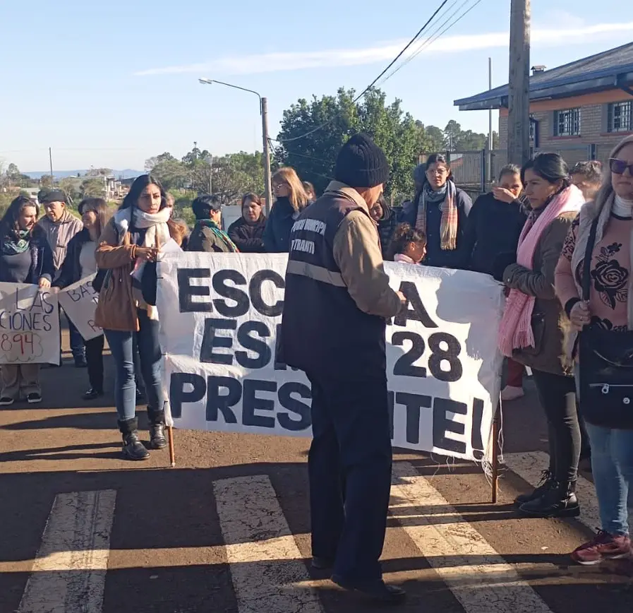 Sin respuestas del CGE, la comunidad de la Escuela Especial 28 marcha hacia la Aduana de Irigoyen