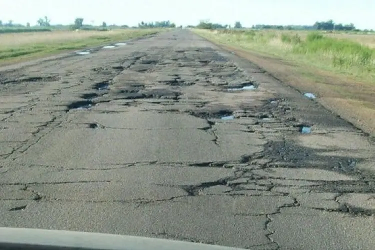 Buscan transferir a las provincias parte del Impuesto a los Combustibles para arreglar las rutas