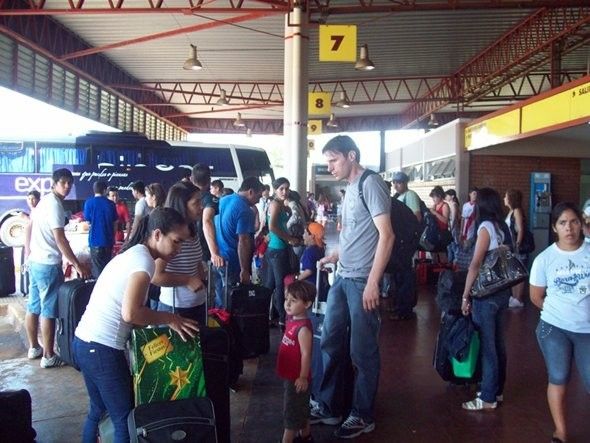 Intenso movimiento de pasajeros en la terminal posadeña