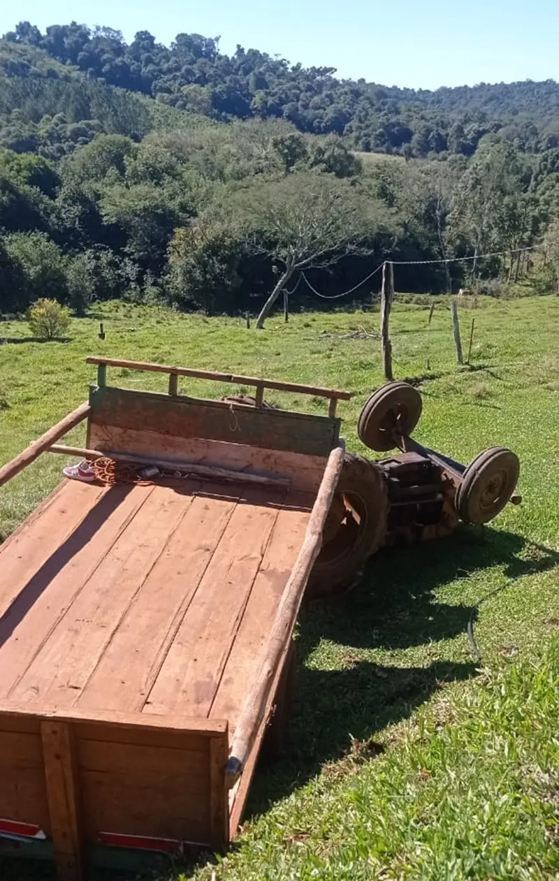 Dos personas fallecieron en un accidente laboral con un tractor