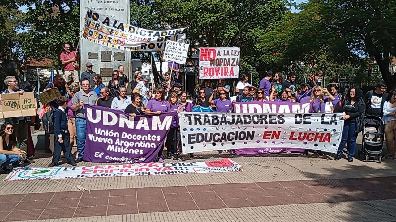 Movilización de docentes de Misiones, en reclamo por salarios dignos y contra los descuentos ilegales