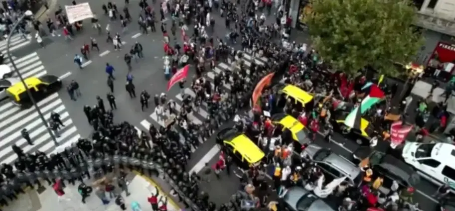 Tensión en la marcha de jubilados: aplicaron protocolo antipiquetes