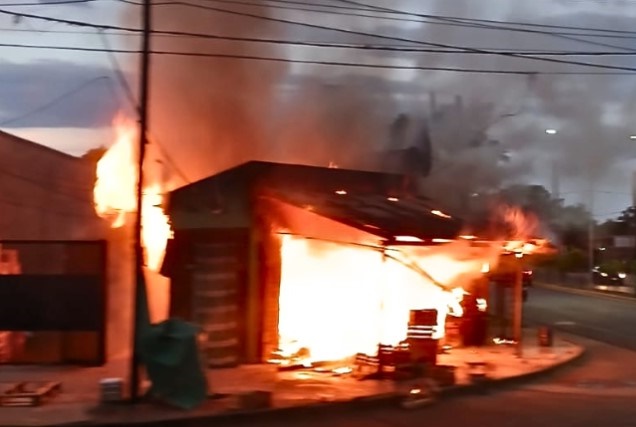 Se incendió por completo una verdulería en Posadas