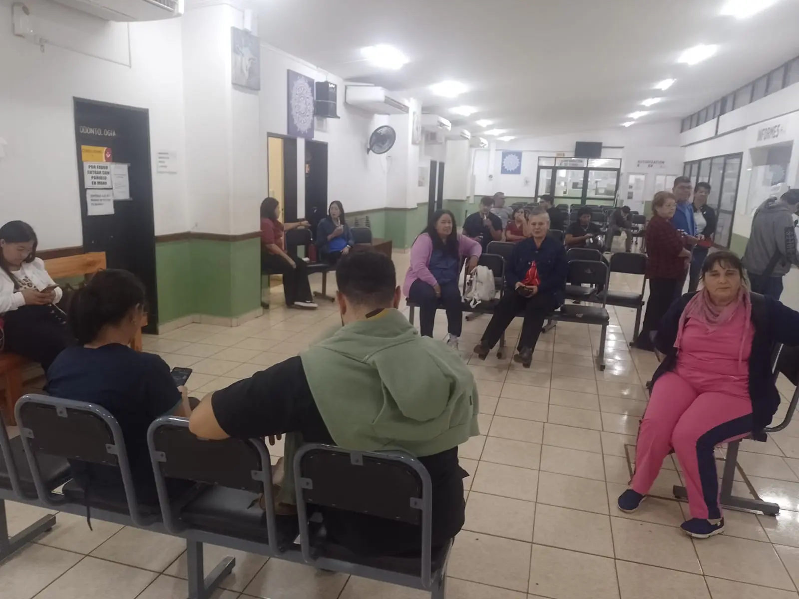 Trabajadores de Salud de huelga exigiendo un aumento salarial urgente