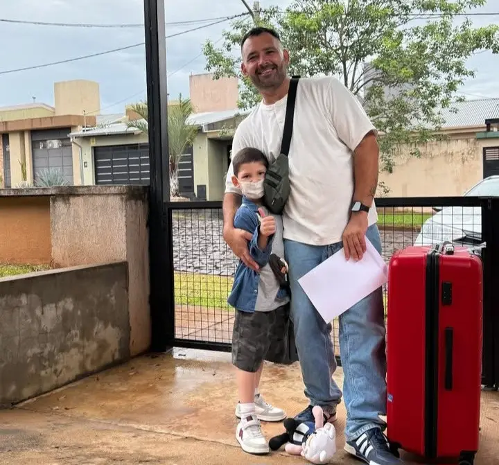 Emotiva bienvenida a Santino en el aeropuerto de Posadas