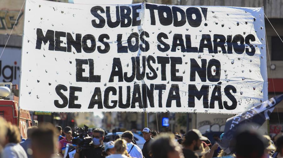 El salario mínimo en enero del 2025, no llega a un cuarto de una canasta básica